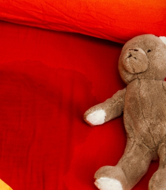 Moczenie nocne: kiedy jest normalne, kiedy potrzebny lekarz — i jak uchronić materac