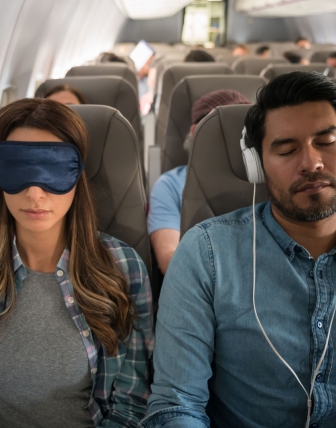 Jak lepiej spać w samolocie