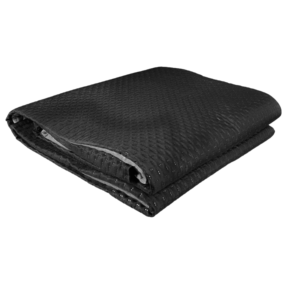 Narzuta „Black trapuntino Bedspread“. Pledy, 170x250 cm, 200x250 cm. Dwustronna narzuta w czerni i szarości z subtelnym wzorem głębokich prostokątów. Narzuta „Black trapuntino Bedspread“. Pledy, 170x250 cm, 200x250 cm. Dwustronna narzuta w czerni i szarości z subtelnym wzorem głębokich prostokątów.