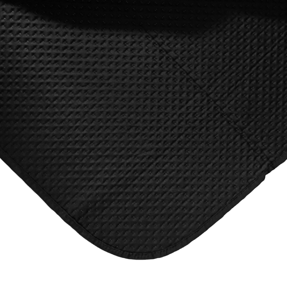 Narzuta „Black trapuntino Bedspread“. Pledy, 170x250 cm, 200x250 cm. Czarna strona narzuty podkreśla minimalistyczny luksus, szara strona rewersu – ciepło i światło. Narzuta „Black trapuntino Bedspread“. Pledy, 170x250 cm, 200x250 cm. Czarna strona narzuty podkreśla minimalistyczny luksus, szara strona rewersu – ciepło i światło.