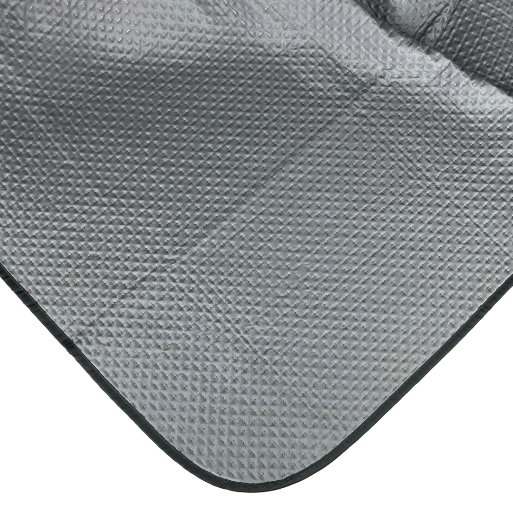 Narzuta „Black trapuntino Bedspread“. Pledy, 170x250 cm, 200x250 cm. Rozłożona na łóżku narzuta tworzy nowoczesny kontrast i spójny akcent wnętrza. Narzuta „Black trapuntino Bedspread“. Pledy, 170x250 cm, 200x250 cm. Rozłożona na łóżku narzuta tworzy nowoczesny kontrast i spójny akcent wnętrza.