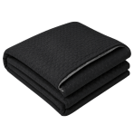 Narzuta „Black trapuntino Bedspread“. Pledy, 170x250 cm, 200x250 cm. Dwustronna narzuta w czerni i szarości z subtelnym wzorem głębokich prostokątów.