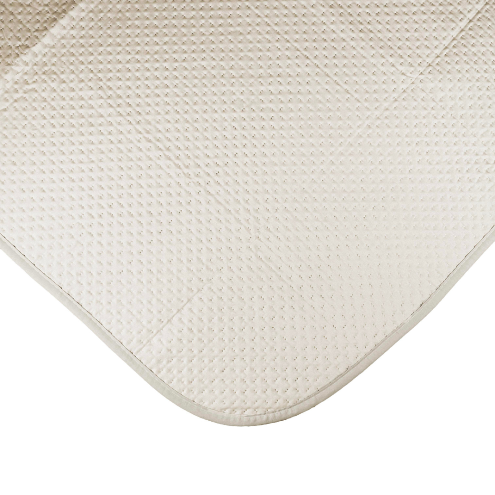 Narzuta „Cream trapuntino Bedspread“. Pledy, 170x250 cm, 200x250 cm. Piaskowa narzuta z delikatnym, geometrycznym wzorem Narzuta „Cream trapuntino Bedspread“. Pledy, 170x250 cm, 200x250 cm. Piaskowa narzuta z delikatnym, geometrycznym wzorem