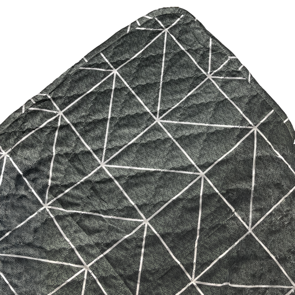 Narzuta „Geometric Charm“. Pledy, 195x225 cm. Szczegółowy obraz materiału pościeli, na którym widać ciemnoszarą kolorystykę i białe linie tworzące wyjątkowy geometryczny wzór.