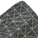 Narzuta „Geometric Charm“. Pledy, 195x225 cm. Szczegółowy obraz materiału pościeli, na którym widać ciemnoszarą kolorystykę i białe linie tworzące wyjątkowy geometryczny wzór.