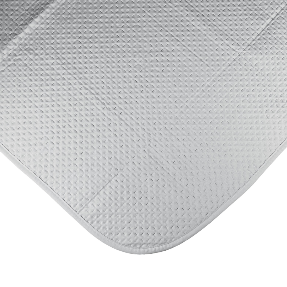 Narzuta „Grey trapuntino Bedspread“. Pledy, 170x250 cm, 200x250 cm. Jasnoszara narzuta z miękką, delikatną fakturą, dodająca jasności wnętrzu. Narzuta „Grey trapuntino Bedspread“. Pledy, 170x250 cm, 200x250 cm. Jasnoszara narzuta z miękką, delikatną fakturą, dodająca jasności wnętrzu.