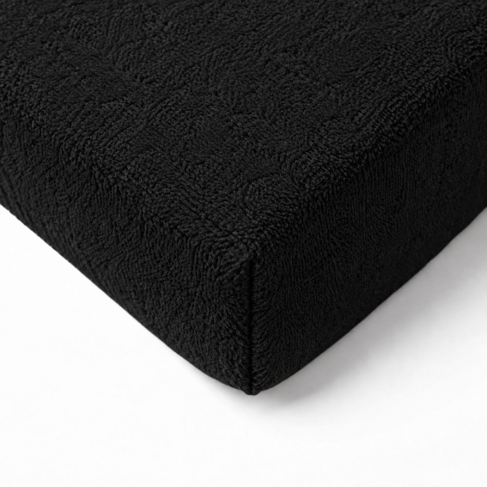 Prześcieradło frotte z gumą „Black frote“. Prześcieradło z gumką 180x200, 90x200 cm, 140x200 cm, 160x200 cm, 180x200 cm, 200x220 cm. Głęboko czarne prześcieradło z gumką z drobnymi pętelkami frotte. Prześcieradło frotte z gumą „Black frote“. Prześcieradło z gumką 180x200, 90x200 cm, 140x200 cm, 160x200 cm, 180x200 cm, 200x220 cm. Głęboko czarne prześcieradło z gumką z drobnymi pętelkami frotte.