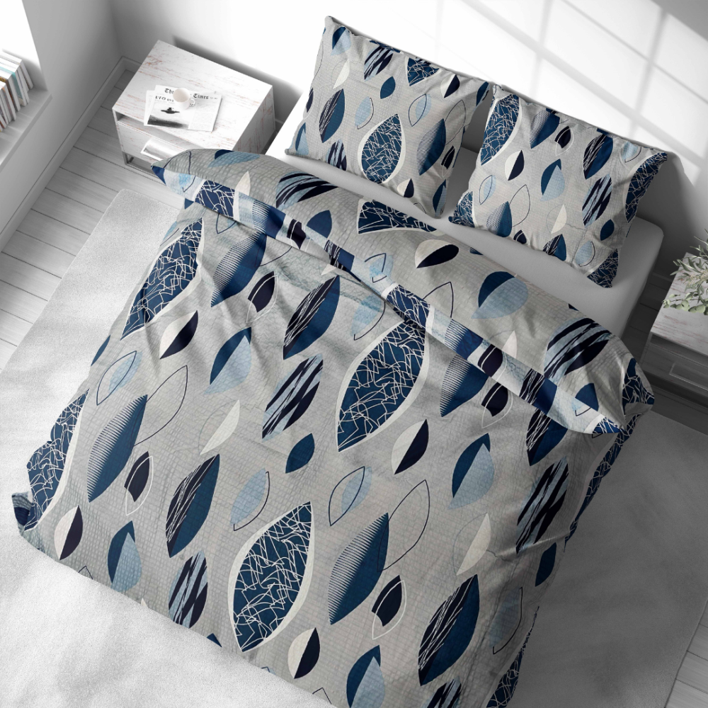 Komplet pościeli z kory „Kora Indigo Drift“. Pościel bawełniana, 140x200 cm, 200x200 cm, 200x220 cm, 220x240 cm. Sstylizowane niebieskie liście o różnej intensywności na neutralnym szarym tle zestawu pościeli.