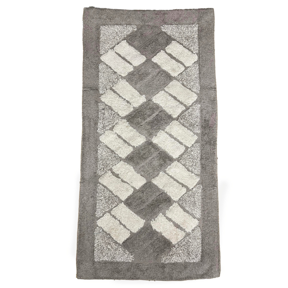 Dywan "Beige Diamond Mosaic Rug", 70x140 cm. Prostokątny dywan z piaskowym tłem i kremowymi prostokątami w rombowym wzorze. Dywan "Beige Diamond Mosaic Rug", 70x140 cm. Prostokątny dywan z piaskowym tłem i kremowymi prostokątami w rombowym wzorze.