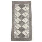 Dywan "Beige Diamond Mosaic Rug", 70x140 cm. Prostokątny dywan z piaskowym tłem i kremowymi prostokątami w rombowym wzorze. Dywan "Beige Diamond Mosaic Rug", 70x140 cm. Prostokątny dywan z piaskowym tłem i kremowymi prostokątami w rombowym wzorze.