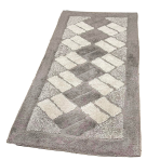 Dywan "Beige Diamond Mosaic Rug", 70x140 cm. Piaskowy dywan z kremowymi prostokątami i ciemniejszymi piaskowymi trójkątami w rogach. Dywan "Beige Diamond Mosaic Rug", 70x140 cm. Piaskowy dywan z kremowymi prostokątami i ciemniejszymi piaskowymi trójkątami w rogach.