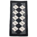 Dywan "Black Diamond Mosaic Rug", 70x140 cm. Prostokątny czarny dywan z kremowymi prostokątami ułożonymi ukośnie w rombowy wzór. Dywan "Black Diamond Mosaic Rug", 70x140 cm. Prostokątny czarny dywan z kremowymi prostokątami ułożonymi ukośnie w rombowy wzór.