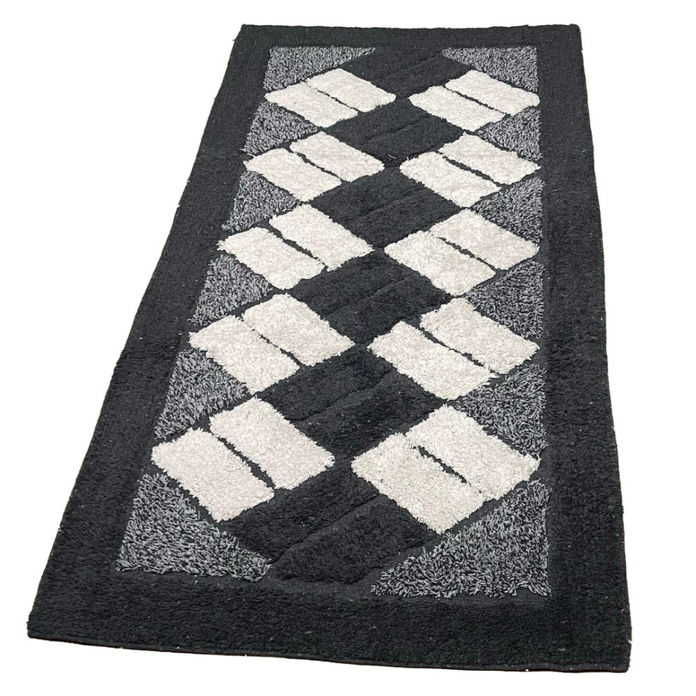 Dywan "Black Diamond Mosaic Rug", 70x140 cm. Czarny dywan ozdobiony kremowymi prostokątami w dynamicznych skośnych rzędach. Dywan "Black Diamond Mosaic Rug", 70x140 cm. Czarny dywan ozdobiony kremowymi prostokątami w dynamicznych skośnych rzędach.