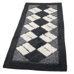 Dywan "Black Diamond Mosaic Rug", 70x140 cm. Czarny dywan ozdobiony kremowymi prostokątami w dynamicznych skośnych rzędach. Dywan "Black Diamond Mosaic Rug", 70x140 cm. Czarny dywan ozdobiony kremowymi prostokątami w dynamicznych skośnych rzędach.