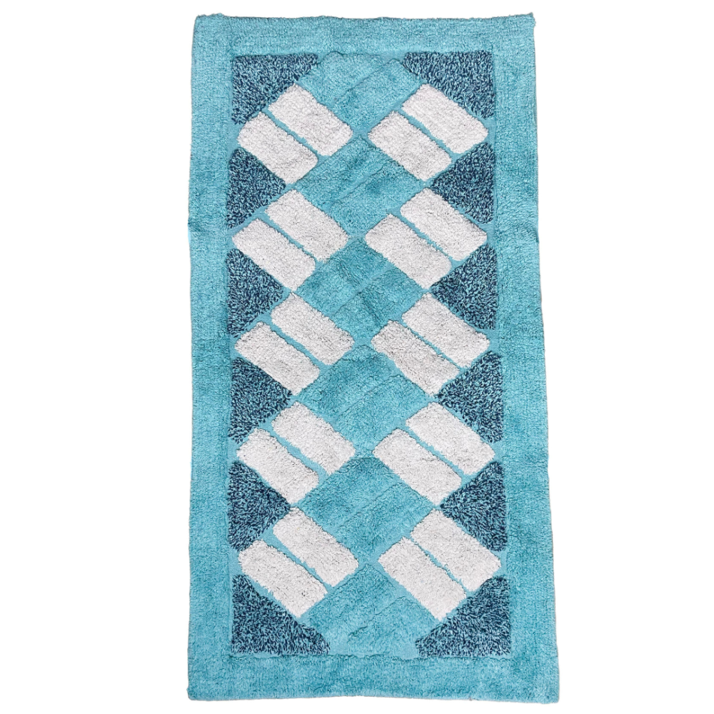 Dywan "Blue Diamond Mosaic Rug", 70x140 cm. Prostokątny niebieski dywan z białymi prostokątnymi formami ułożonymi ukośnie w rombowy wzór.