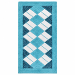 Dywan "Blue Diamond Mosaic Rug". Maty łazienkowe, 70x140 cm. Prostokątny niebieski dywan z białymi prostokątnymi formami ułożonymi ukośnie w rombowy wzór.