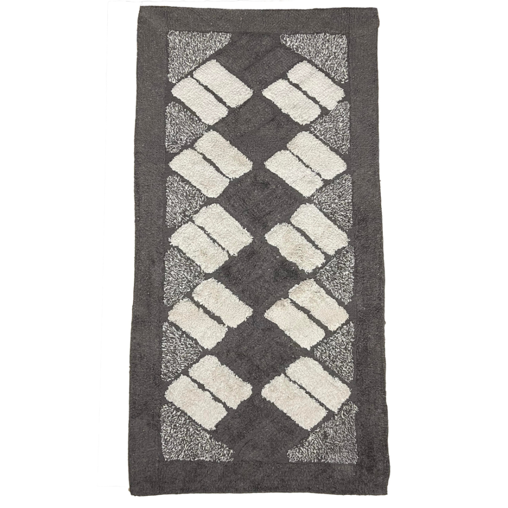Dywan "Brown Diamond Mosaic Rug", 70x140 cm. Prostokątny dywan z ciemnobrązowym tłem i jasnopiaskowymi prostokątami tworzącymi spleciony wzór rombów. Dywan "Brown Diamond Mosaic Rug", 70x140 cm. Prostokątny dywan z ciemnobrązowym tłem i jasnopiaskowymi prostokątami tworzącymi spleciony wzór rombów.