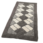 Dywan "Brown Diamond Mosaic Rug", 70x140 cm. Ciemnobrązowy dywan z jasnopiaskowymi prostokątami ułożonymi ukośnie, tworzącymi dynamiczny geometryczny wzór. Dywan "Brown Diamond Mosaic Rug", 70x140 cm. Ciemnobrązowy dywan z jasnopiaskowymi prostokątami ułożonymi ukośnie, tworzącymi dynamiczny geometryczny wzór.