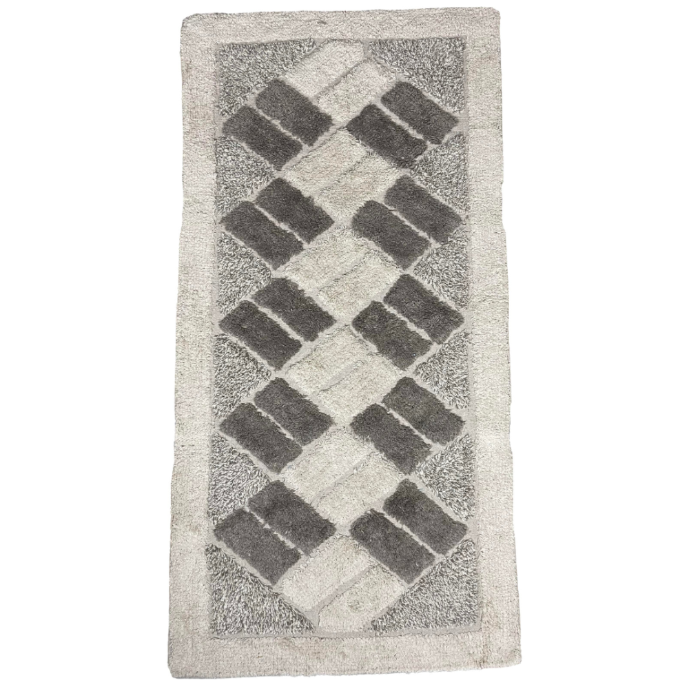 Dywan "Cream Diamond Mosaic Rug", 70x140 cm. Prostokątny kremowy dywan z szarymi prostokątami w rombowym wzorze. Dywan "Cream Diamond Mosaic Rug", 70x140 cm. Prostokątny kremowy dywan z szarymi prostokątami w rombowym wzorze.