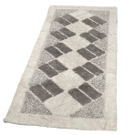 Dywan "Cream Diamond Mosaic Rug", 70x140 cm. Kremowy dywan z ciemniejszymi szarymi elementami i subtelnymi trójkątami w narożnikach. Dywan "Cream Diamond Mosaic Rug", 70x140 cm. Kremowy dywan z ciemniejszymi szarymi elementami i subtelnymi trójkątami w narożnikach.