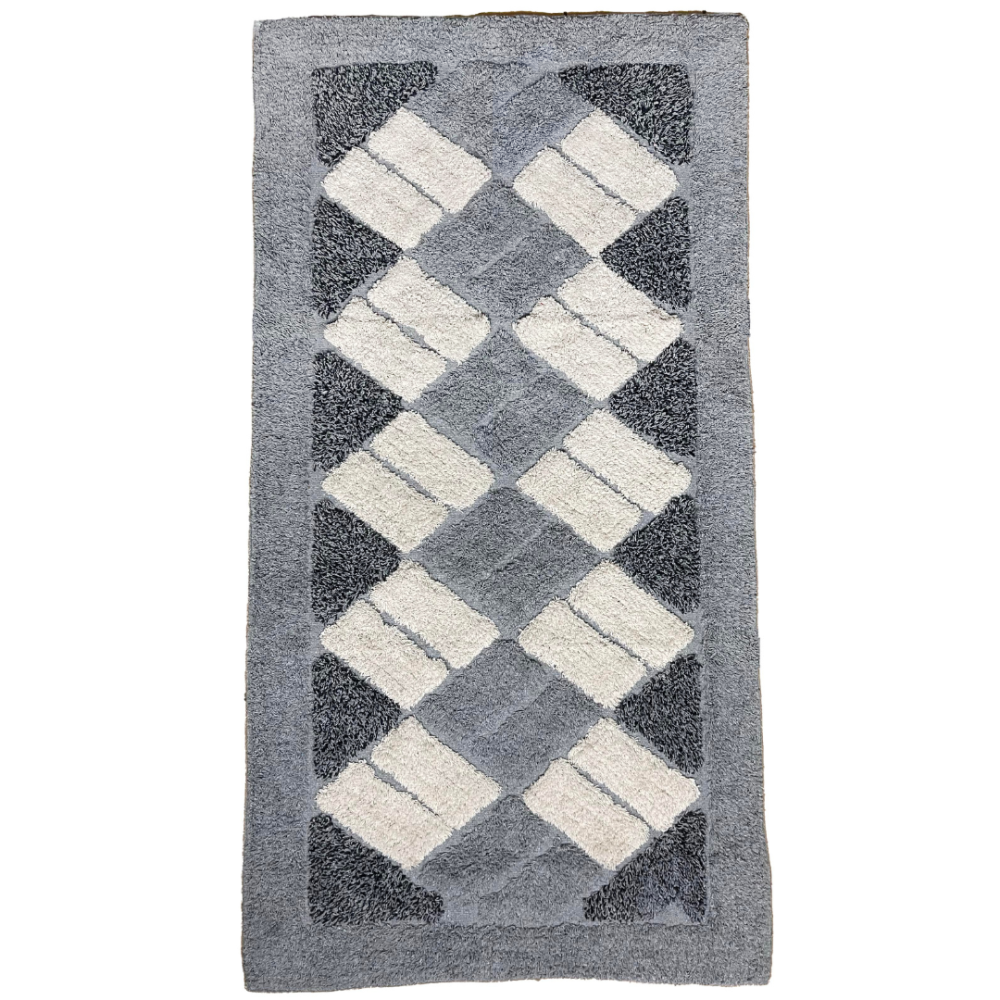 Dywan "Grey Diamond Mosaic Rug", 70x140 cm. Prostokątny szary dywan z kremowymi prostokątami ułożonymi ukośnie w rombowy wzór. Dywan "Grey Diamond Mosaic Rug", 70x140 cm. Prostokątny szary dywan z kremowymi prostokątami ułożonymi ukośnie w rombowy wzór.