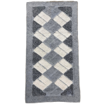 Dywan "Grey Diamond Mosaic Rug", 70x140 cm. Prostokątny szary dywan z kremowymi prostokątami ułożonymi ukośnie w rombowy wzór. Dywan "Grey Diamond Mosaic Rug", 70x140 cm. Prostokątny szary dywan z kremowymi prostokątami ułożonymi ukośnie w rombowy wzór.