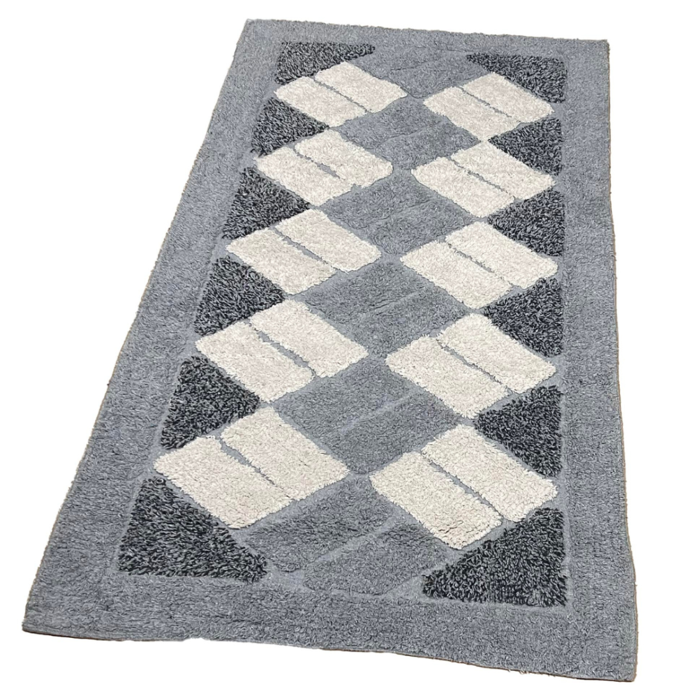 Dywan "Grey Diamond Mosaic Rug", 70x140 cm. Szary dywan zdobiony kremowymi prostokątami i ciemniejszymi szarymi trójkątami w narożnikach. Dywan "Grey Diamond Mosaic Rug", 70x140 cm. Szary dywan zdobiony kremowymi prostokątami i ciemniejszymi szarymi trójkątami w narożnikach.