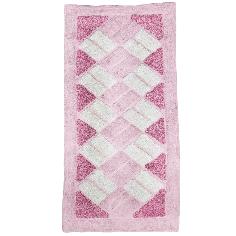 Dywan "Rose Diamond Mosaic Rug", 70x140 cm. Prostokątny różowy dywan z centralnym wzorem z jasnoróżowych i białych prostokątów, otoczony intensywną różową ramką.