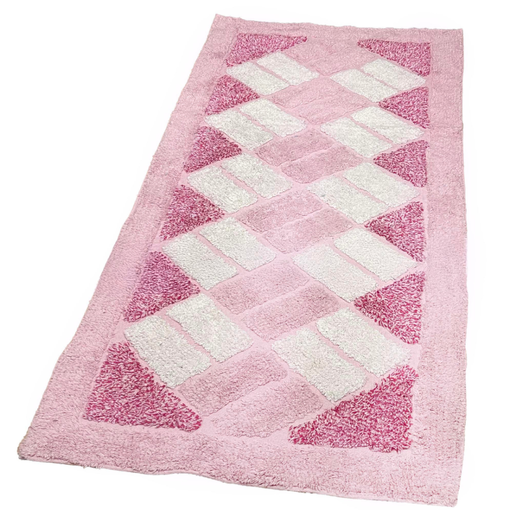 Dywan "Rose Diamond Mosaic Rug", 70x140 cm. Jednolity różowy dywan, ozdobiony po skosie rozmieszczonymi białymi i intensywnie różowymi prostokątami tworzącymi dynamiczny wzór.