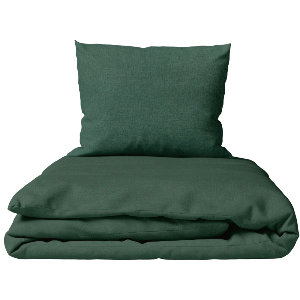 Lniana pościel "Linen Dark Green". Pościel Lniana, 140x200 cm, 200x200 cm, 200x220 cm, 220x240 cm. Łóżko przykryte ciemnozieloną lnianą pościelą z dwoma poduszkami w jasnym wnętrzu.
