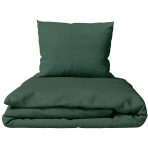 Lniana pościel "Linen Dark Green". Pościel Lniana, 140x200 cm, 200x200 cm, 200x220 cm, 220x240 cm. Łóżko przykryte ciemnozieloną lnianą pościelą z dwoma poduszkami w jasnym wnętrzu.