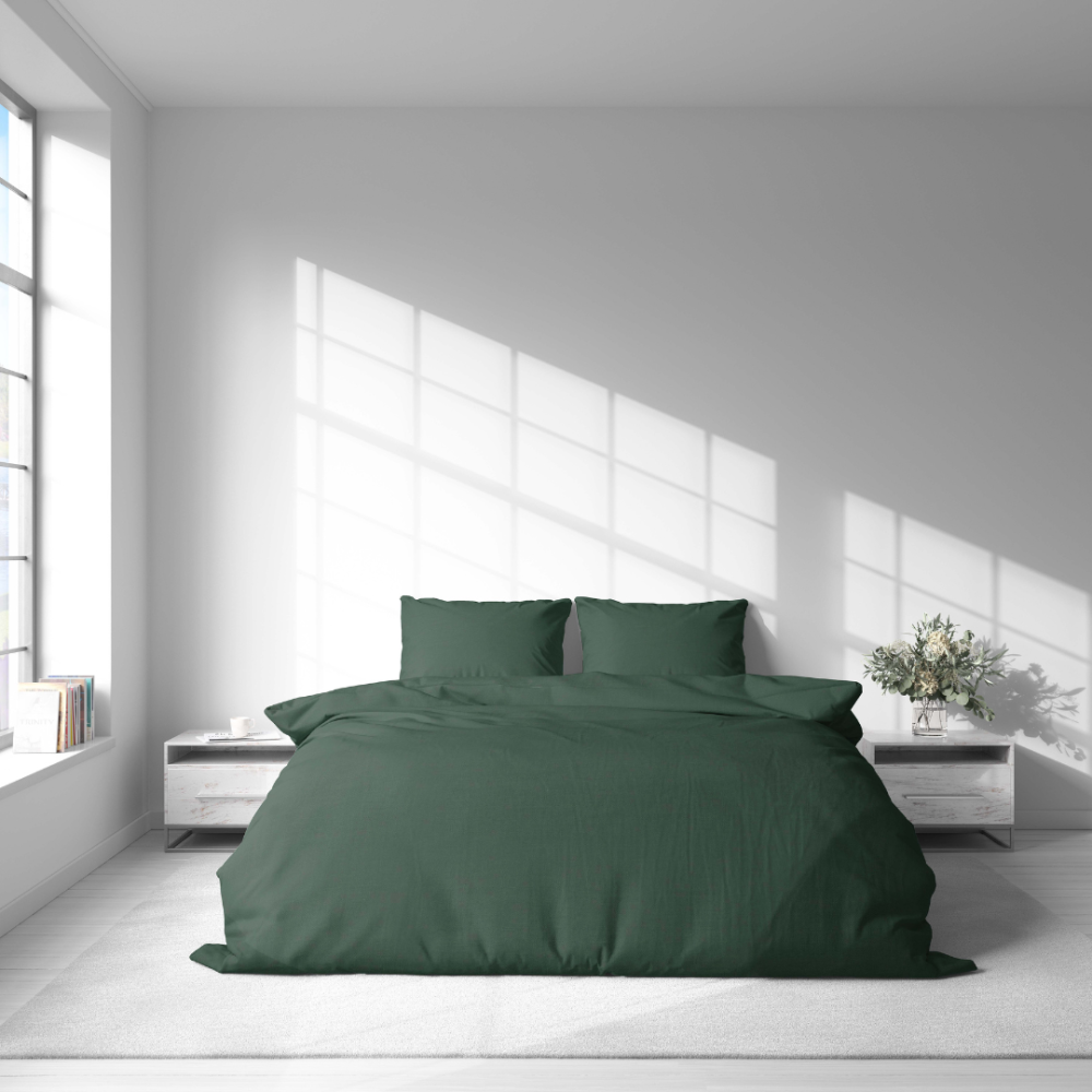 Lniana pościel "Linen Dark Green". Pościel Lniana, 140x200 cm, 200x200 cm, 200x220 cm, 220x240 cm. Widok sypialni z rogu: ciemnozielona lniana kołdra i poduszki.