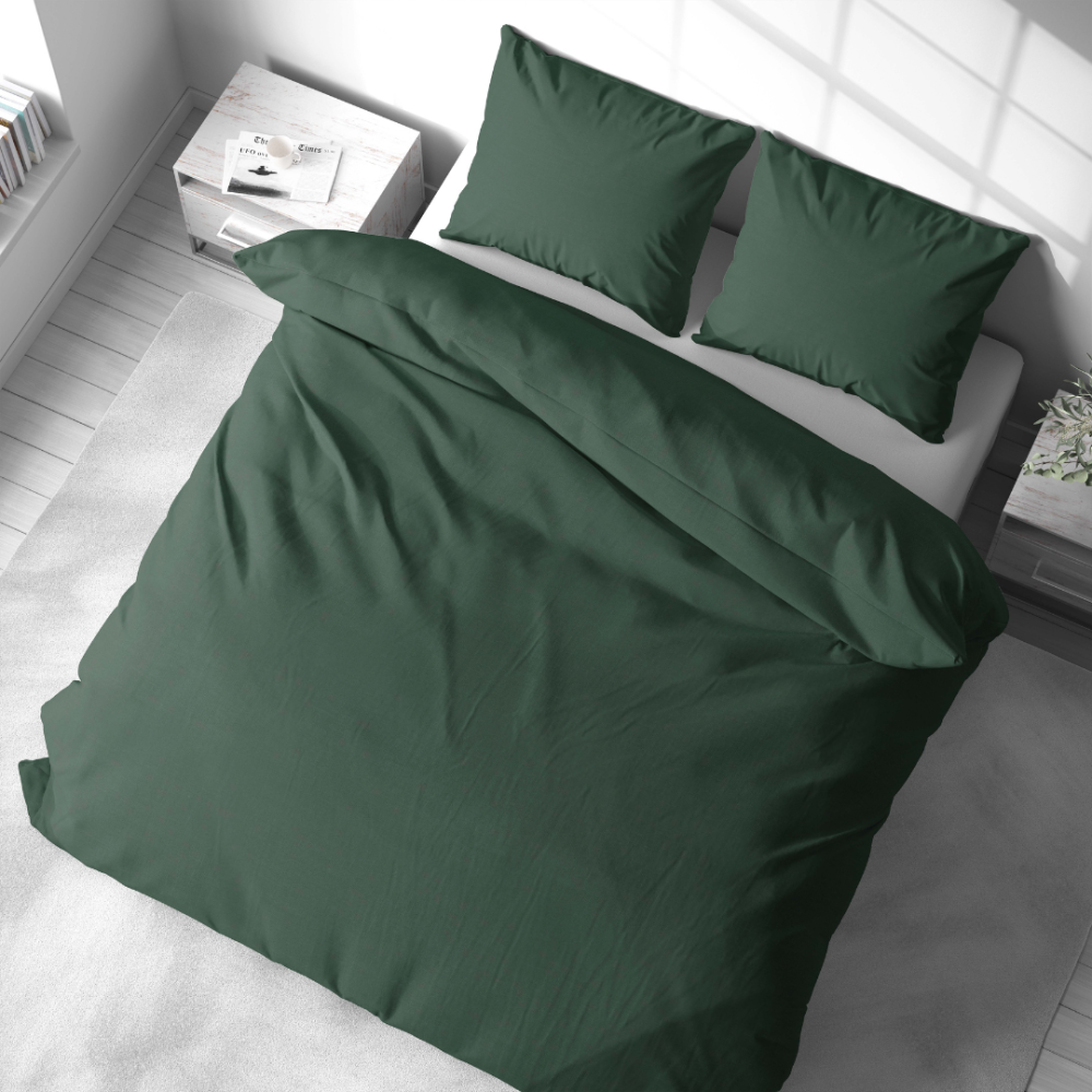 Lniana pościel "Linen Dark Green". Pościel Lniana, 140x200 cm, 200x200 cm, 200x220 cm, 220x240 cm. Nowoczesna sypialnia z ciemnozieloną lnianą pościelą na czystym jasnym tle.
