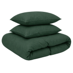 Lniana pościel "Linen Dark Green". Pościel 150x200, 140x200 cm, 150x200 cm, 160x200 cm, 180x200 cm, 200x200 cm, 200x220 cm, 220x240 cm. Łóżko przykryte ciemnozieloną lnianą pościelą z dwoma poduszkami w jasnym wnętrzu.