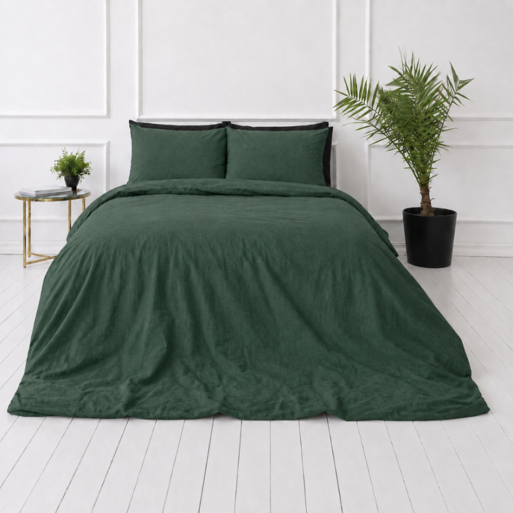 Lniana pościel "Linen Dark Green". Pościel 150x200, 140x200 cm, 150x200 cm, 160x200 cm, 180x200 cm, 200x200 cm, 200x220 cm, 220x240 cm. Widok sypialni z rogu: ciemnozielona lniana kołdra i poduszki.