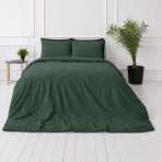 Lniana pościel "Linen Dark Green". Pościel 150x200, 140x200 cm, 150x200 cm, 160x200 cm, 180x200 cm, 200x200 cm, 200x220 cm, 220x240 cm. Widok sypialni z rogu: ciemnozielona lniana kołdra i poduszki.