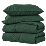 Lniana pościel "Linen Dark Green". Pościel 150x200, 140x200 cm, 150x200 cm, 160x200 cm, 180x200 cm, 200x200 cm, 200x220 cm, 220x240 cm. Łóżko przykryte ciemnozieloną lnianą pościelą z dwoma poduszkami w jasnym wnętrzu.