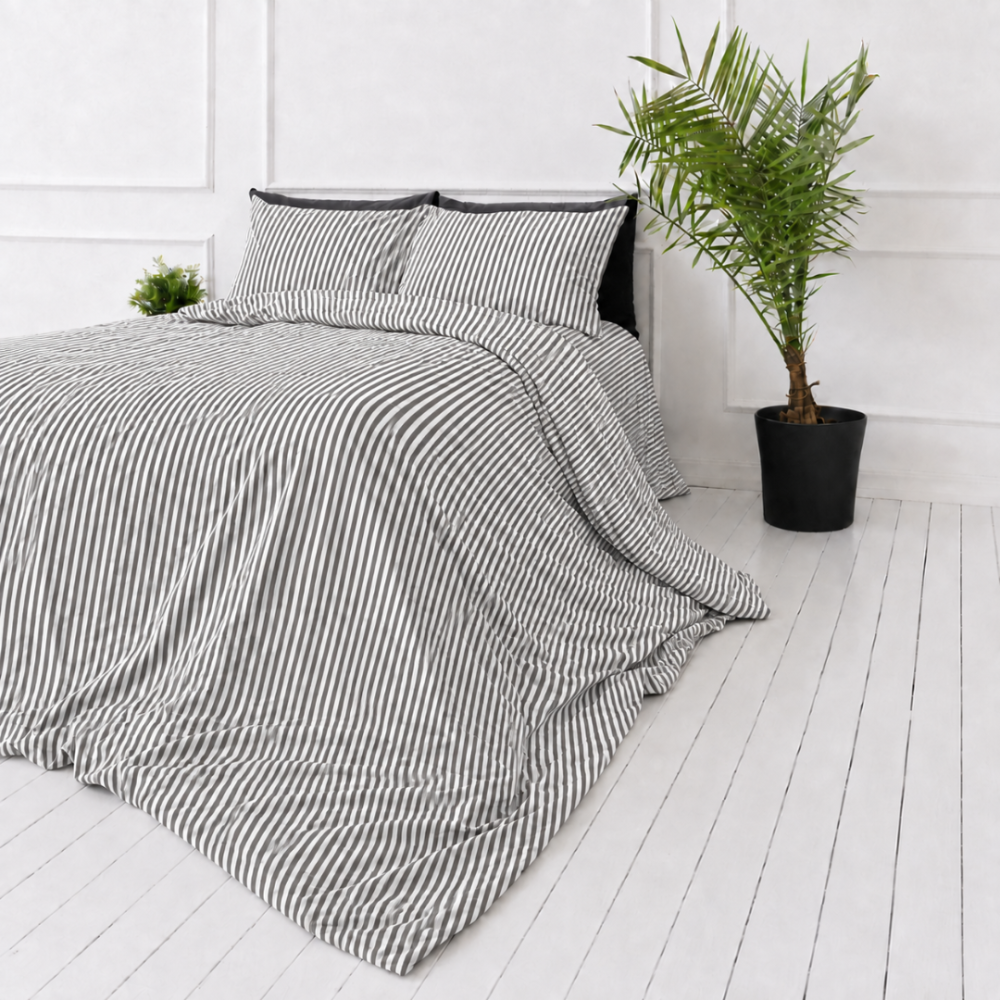 Pościel lniana „Linen Grey Stripes“. Pościel 150x200, 140x200 cm, 150x200 cm, 160x200 cm, 180x200 cm, 200x200 cm, 200x220 cm, 220x240 cm. Neutralny szary komplet pościeli z kontrastującymi białymi paskami.