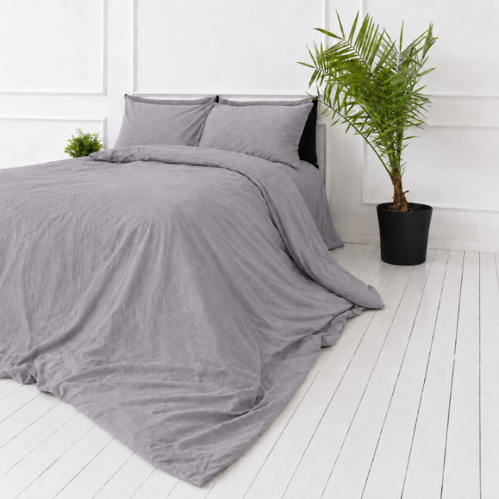 Pościel lniana „Linen Pearl“. Pościel 150x200, 140x200 cm, 150x200 cm, 160x200 cm, 180x200 cm, 200x200 cm, 200x220 cm, 220x240 cm. Delikatnie szary komplet pościeli z lawendowym odcieniem i eleganckim designem. Pościel lniana „Linen Pearl“. Pościel 150x200, 140x200 cm, 150x200 cm, 160x200 cm, 180x200 cm, 200x200 cm, 200x220 cm, 220x240 cm. Delikatnie szary komplet pościeli z lawendowym odcieniem i eleganckim designem.