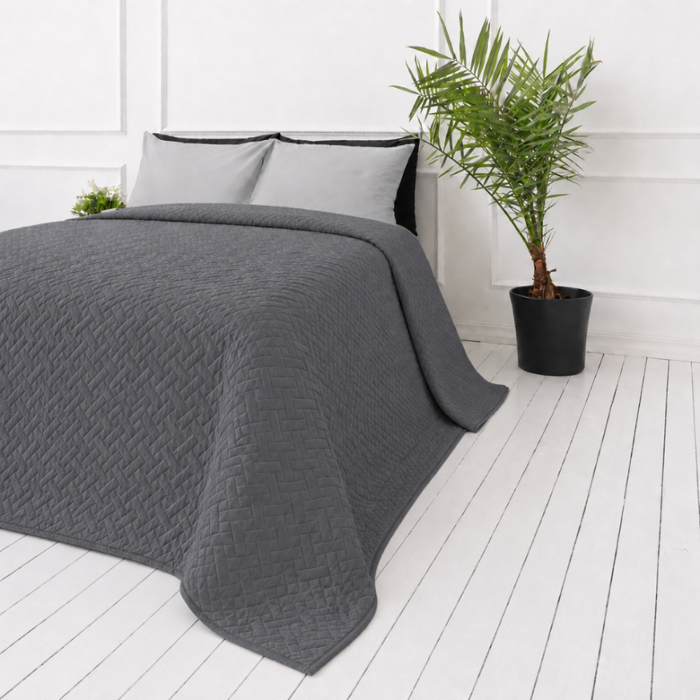 Narzuta „Bedspread Graphite“. Pledy, 210x240 cm. Narzuta w grafitowym kolorze z gęstym powtarzalnym plecionym wzorem Narzuta „Bedspread Graphite“. Pledy, 210x240 cm. Narzuta w grafitowym kolorze z gęstym powtarzalnym plecionym wzorem