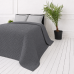Narzuta „Bedspread Graphite“. Pledy, 210x240 cm. Narzuta w grafitowym kolorze z gęstym powtarzalnym plecionym wzorem Narzuta „Bedspread Graphite“. Pledy, 210x240 cm. Narzuta w grafitowym kolorze z gęstym powtarzalnym plecionym wzorem