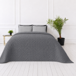 Narzuta „Bedspread Graphite“. Pledy, 210x240 cm. Ciemnoszara narzuta z subtelną geometryczną fakturą reliefową Narzuta „Bedspread Graphite“. Pledy, 210x240 cm. Ciemnoszara narzuta z subtelną geometryczną fakturą reliefową