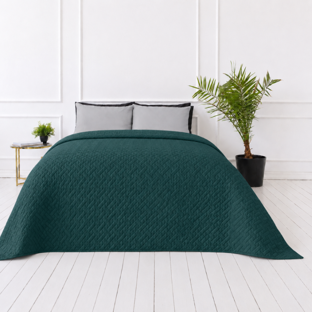 Narzuta „Bedspread Juniper“. Pledy, 210x240 cm. Intensywnie zielona narzuta z subtelną geometryczną fakturą reliefową Narzuta „Bedspread Juniper“. Pledy, 210x240 cm. Intensywnie zielona narzuta z subtelną geometryczną fakturą reliefową