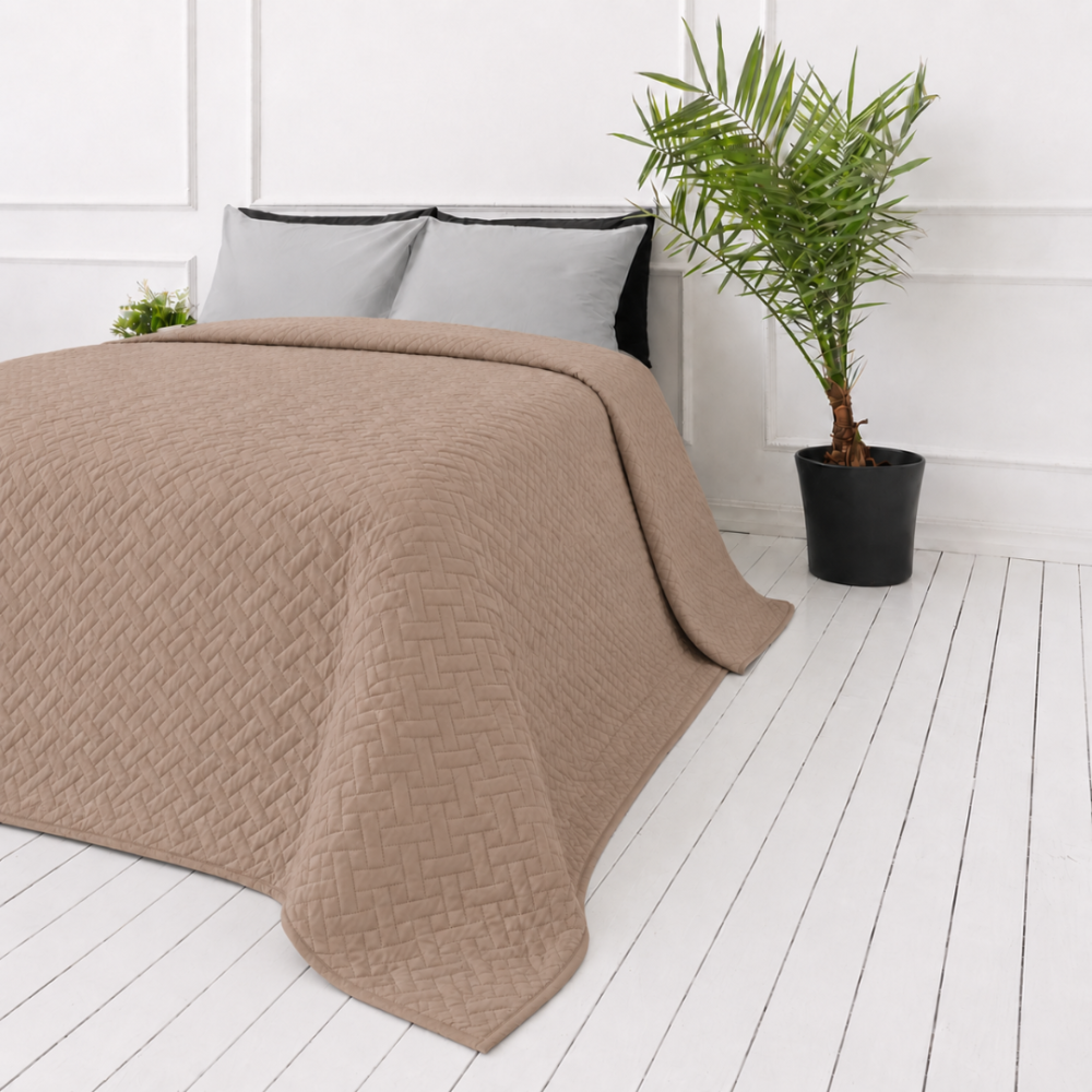 Narzuta „Bedspread Latte“. Pledy, 210x240 cm. Narzuta w ciepłym piaskowym odcieniu z powtarzającym się plecionym wzorem geometrycznym Narzuta „Bedspread Latte“. Pledy, 210x240 cm. Narzuta w ciepłym piaskowym odcieniu z powtarzającym się plecionym wzorem geometrycznym