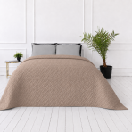 Narzuta „Bedspread Latte“. Pledy, 210x240 cm. Jasnobrązowa narzuta z subtelną geometryczną fakturą reliefową Narzuta „Bedspread Latte“. Pledy, 210x240 cm. Jasnobrązowa narzuta z subtelną geometryczną fakturą reliefową