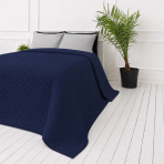 Narzuta „Bedspread Navy“. Pledy, 210x240 cm. Narzuta w głębokim niebieskim kolorze z powtarzającą się plecioną strukturą Narzuta „Bedspread Navy“. Pledy, 210x240 cm. Narzuta w głębokim niebieskim kolorze z powtarzającą się plecioną strukturą