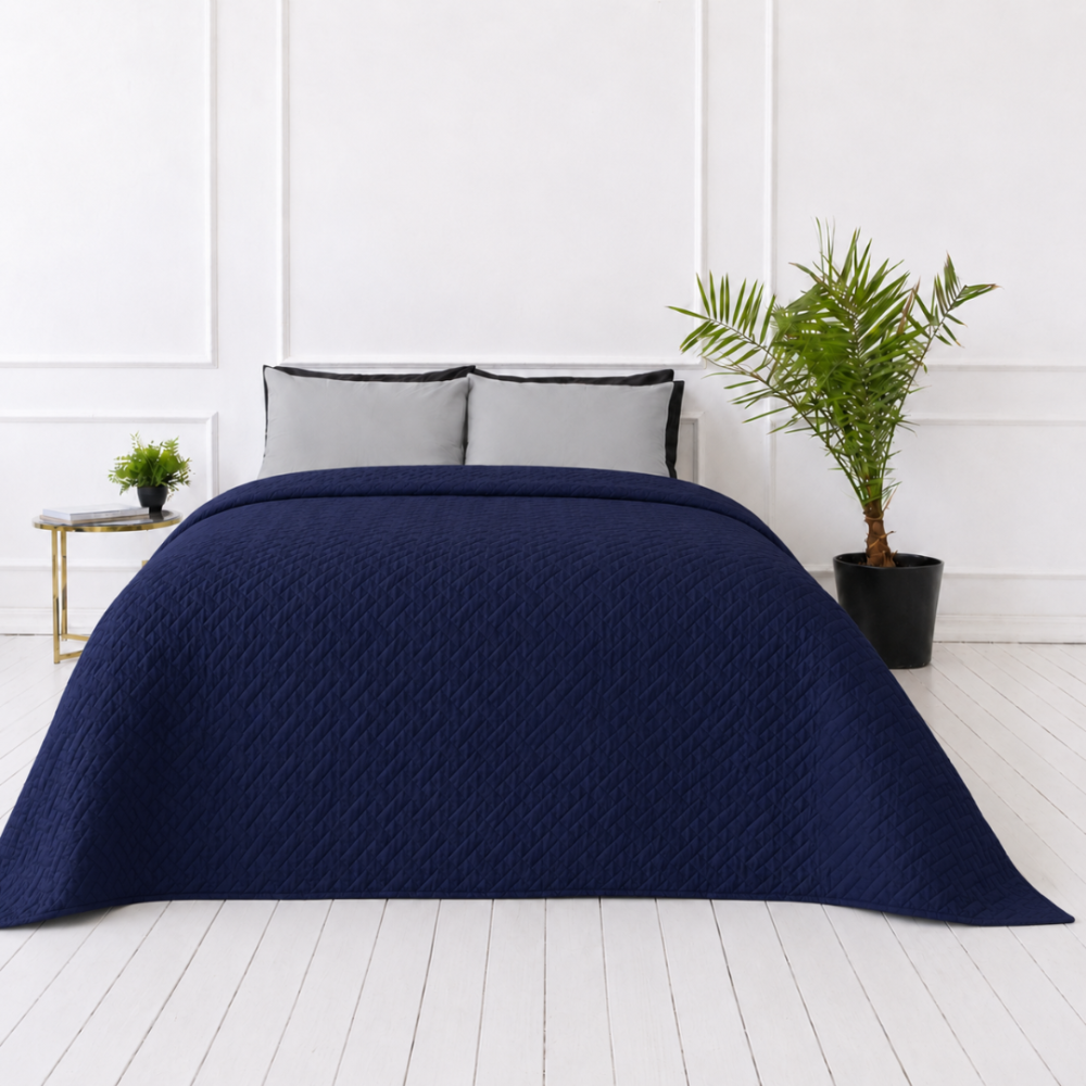 Narzuta „Bedspread Navy“. Pledy, 210x240 cm. Ciemnoniebieska narzuta z subtelną geometryczną fakturą reliefową Narzuta „Bedspread Navy“. Pledy, 210x240 cm. Ciemnoniebieska narzuta z subtelną geometryczną fakturą reliefową