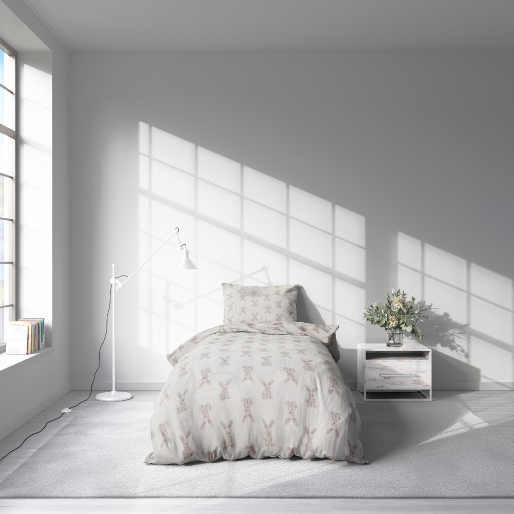 Pościel z muślinu „Sweet Bunny Rest“. Pościel bawełniana, 140x200 cm, 160x200 cm. Komplet pościeli z białym tłem i piaskowym wzorem królika, idealny dla dzieci i dorosłych.