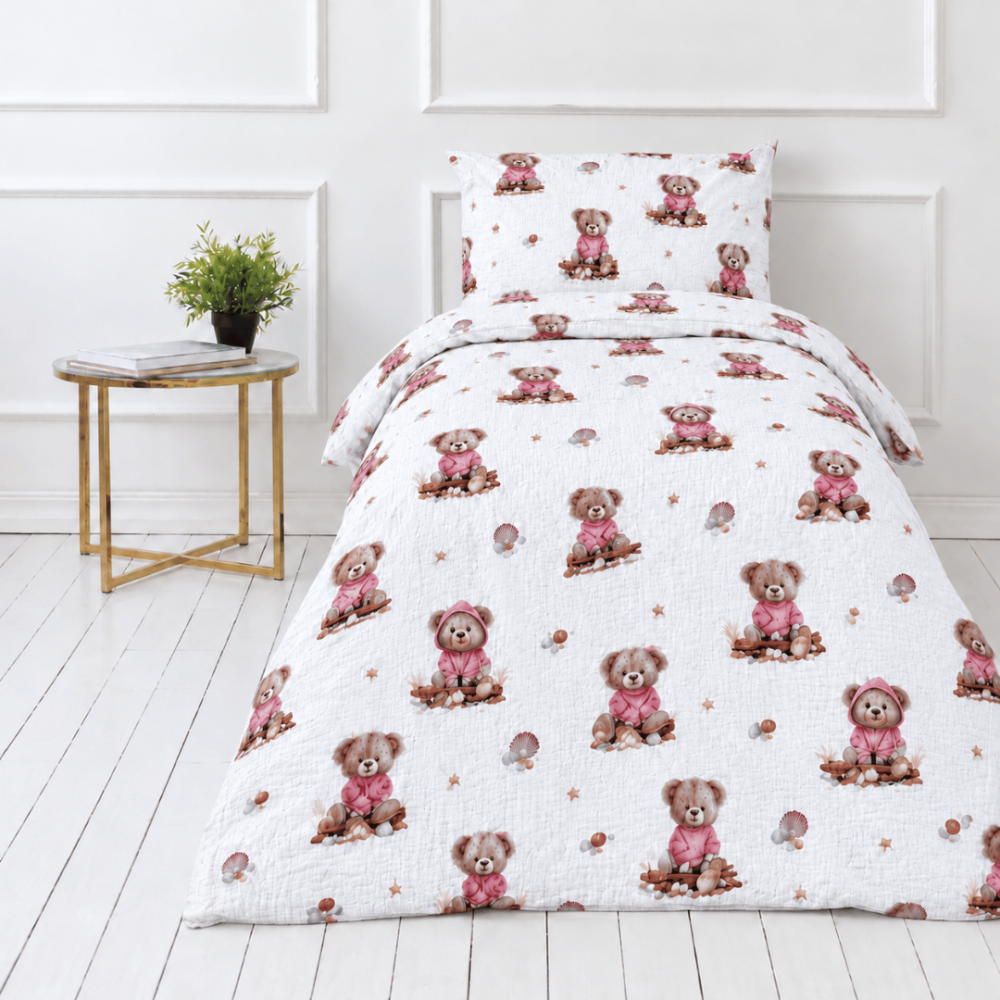 Pościel muślinowa "Fluffy Bear muslin“. Komplety pościeli, 140x200 cm, 150x200 cm, 160x200 cm. Brązowe misie, różowawe muszelki i drobne gwiazdki rozmieszczone na białym tle.