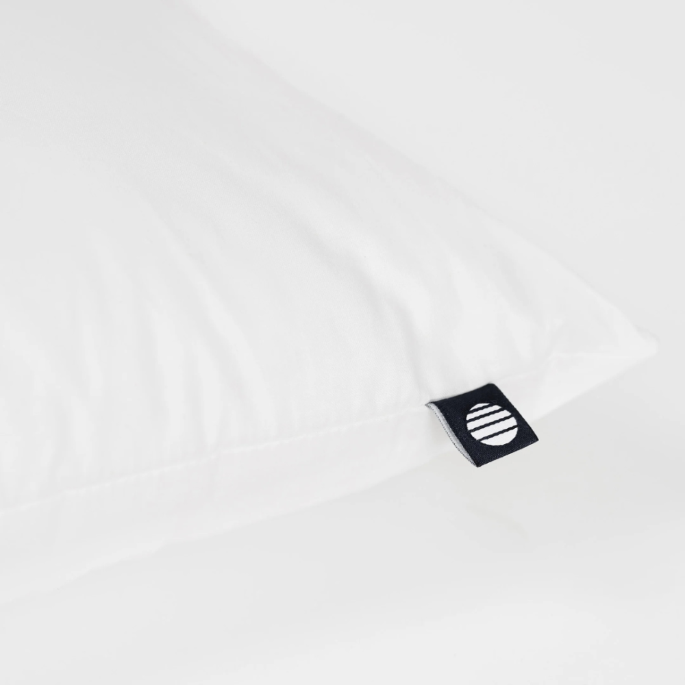 Poduszki „Familon Original Pillow“. Klasyczna biała poduszka z gładką tkaniną i czystym designem familon Poduszki „Familon Original Pillow“. Klasyczna biała poduszka z gładką tkaniną i czystym designem familon